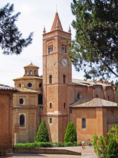 Benediktinský klášter Monte Oliveto Maggiore foto