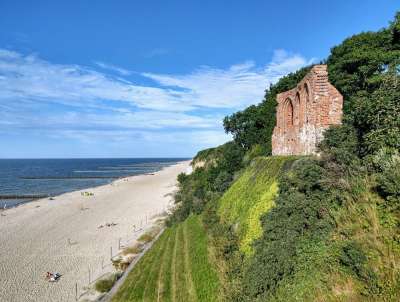 Pláž v Trzęsacz s ruinou kostela